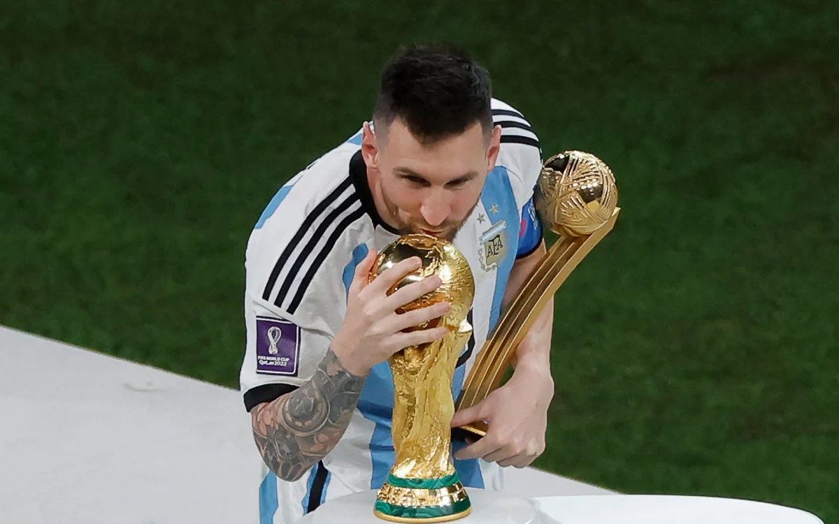 Messi beija a taça da Copa do Mundo
FOTO: Odd ANDERSEN / AFP