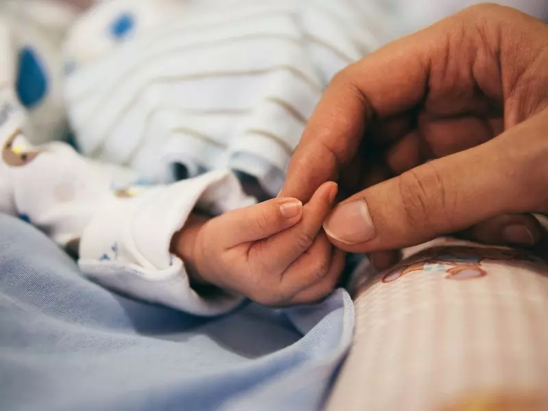 Pai retira criança da mãe e caso ganha repercussão nacional; filha retorna para casa em SC
