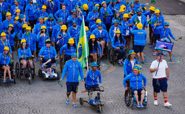 A delegação brasileira emocionou profundamente o público durante a cerimônia de abertura dos Jogos Paralímpicos em Paris.
