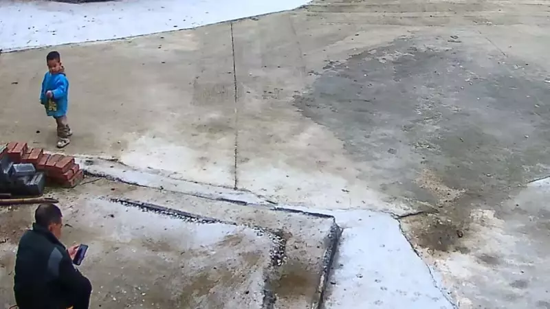 Avô se distrai com celular e neto morre afogado na China; VEJA VÍDEO
