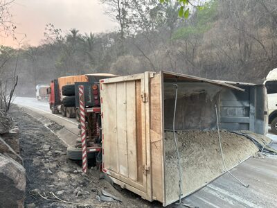 Acidente com bitrem interdita Serra de São Vicente; VEJA FOTOS