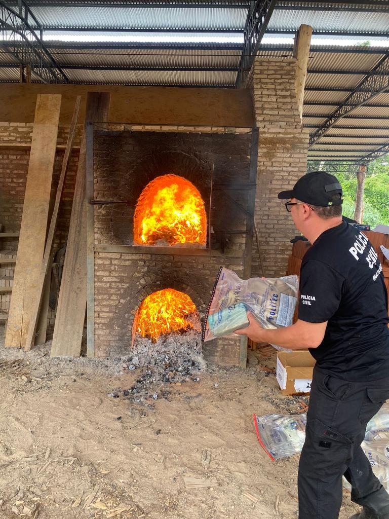 Polícia Civil de Cáceres incinera quase uma tonelada de drogas