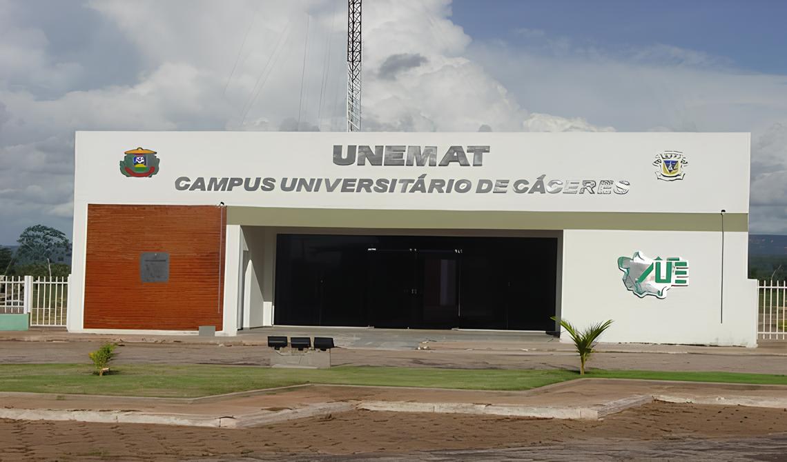 Alunos da Unemat protestam contra novo estágio.