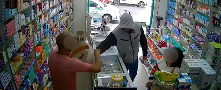 Mulher tem crise de riso ao receber voz de assalto em farmácia. Veja vídeo: