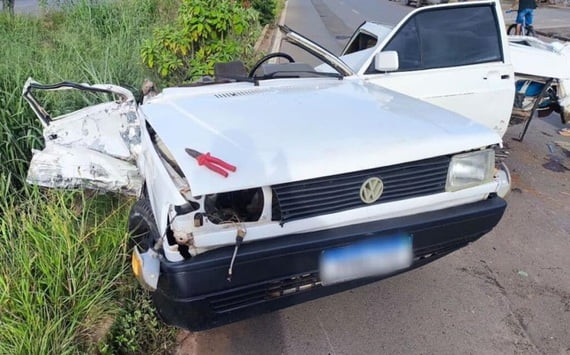 Carro se parte ao meio após incidentes; condutores têm apenas danos leves