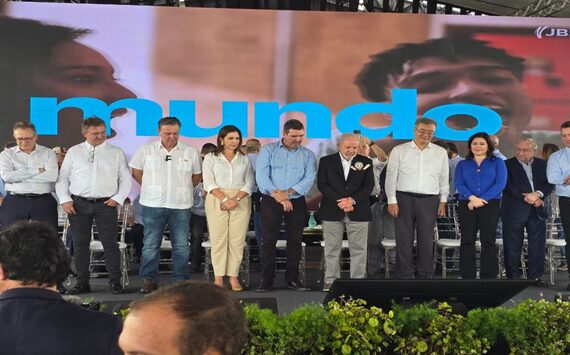 Lula ao lado do governador Eduardo Riedel e alguns ministros
