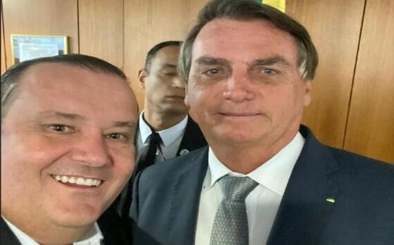Bolsonaro ungido aos pés por ‘Rei do Porco’: em Diamantino