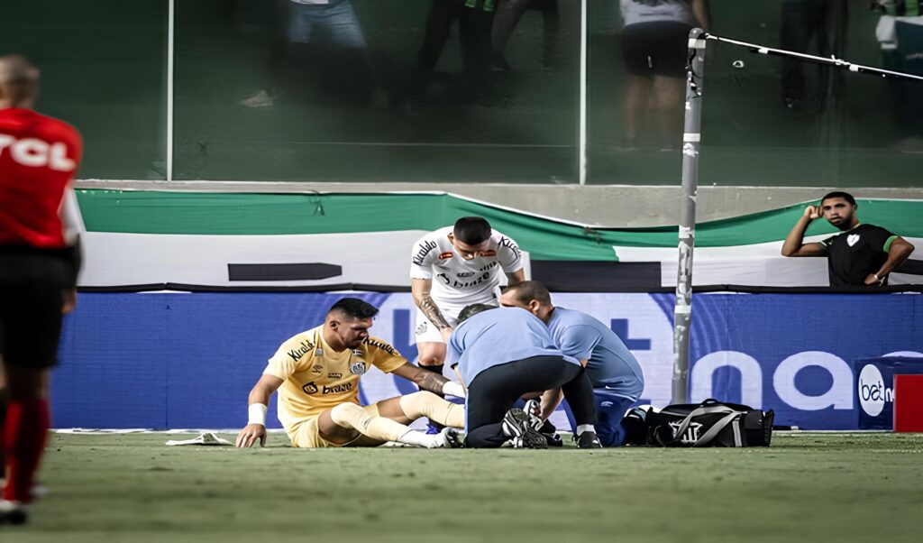 Goleiro se machuca
