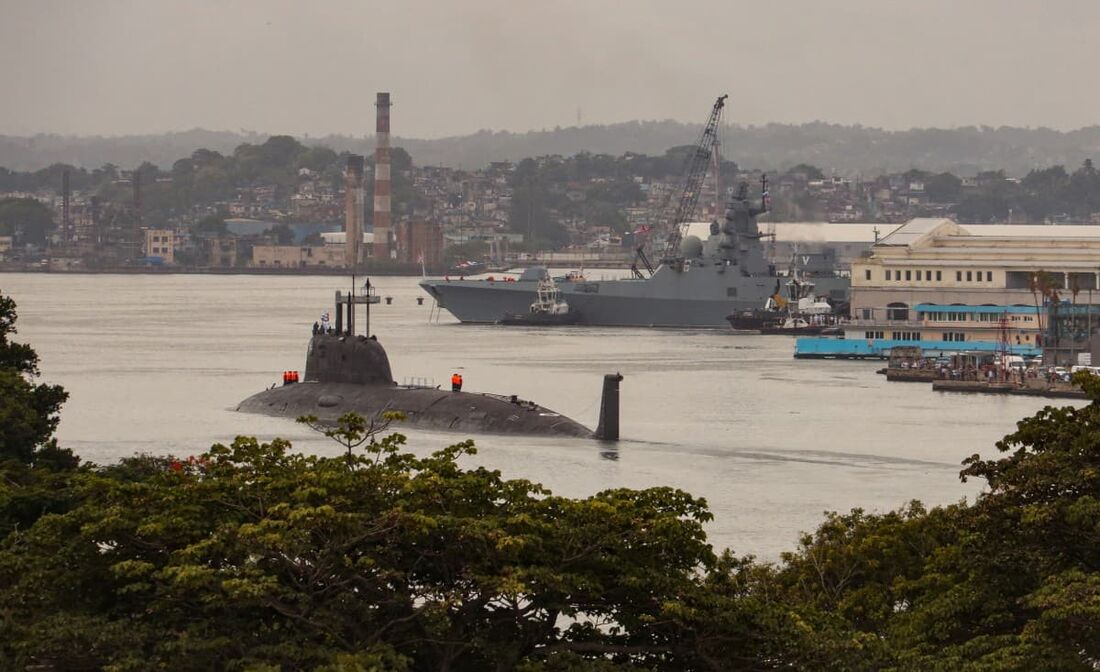 navios EUA e USS