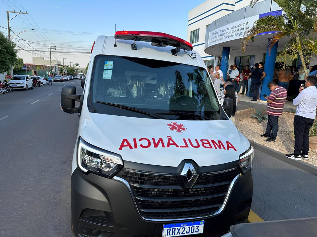 Motociclista colide com carreta de combustível