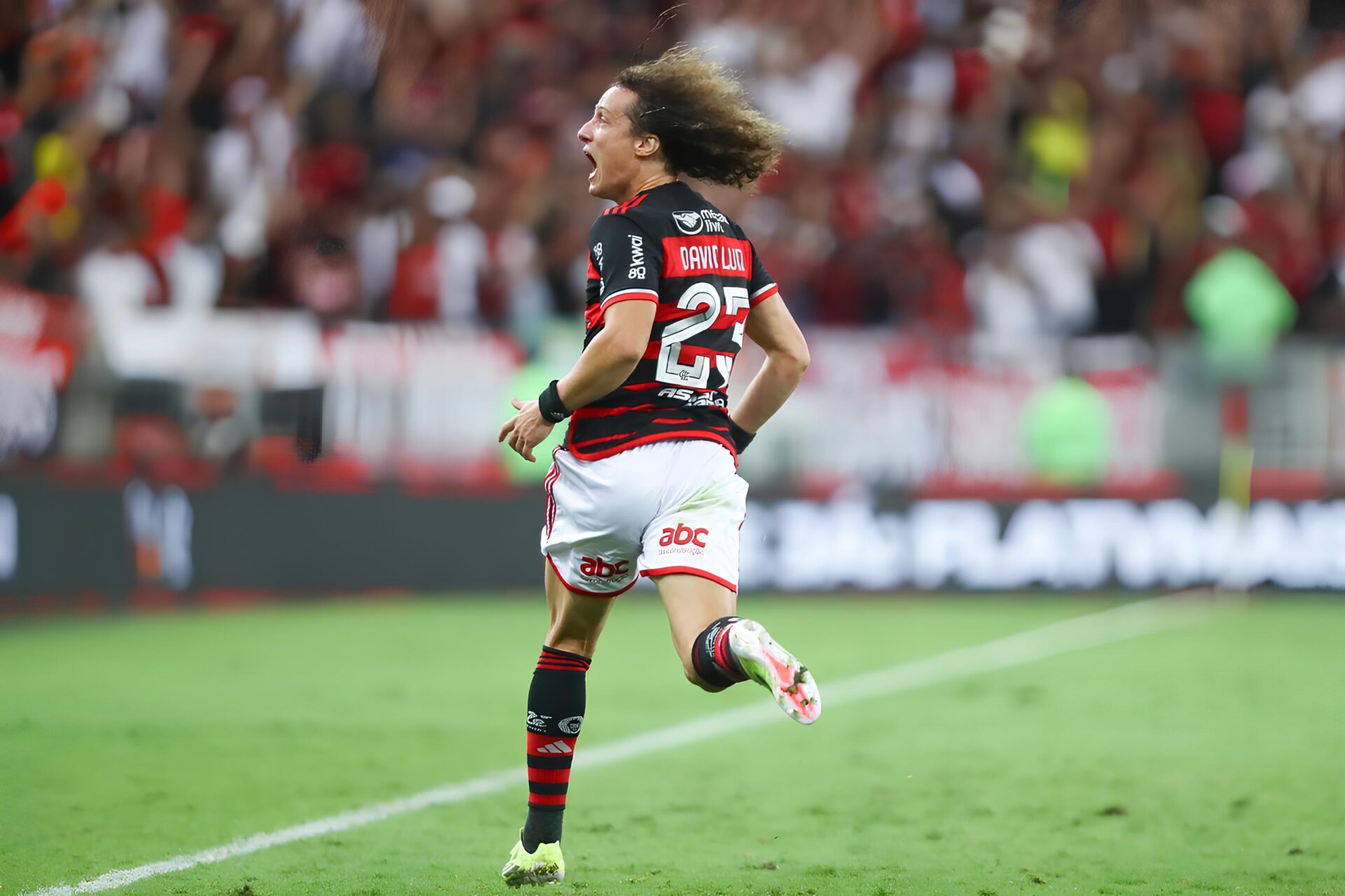 David Luiz comemorando o seu gol no último minuto
