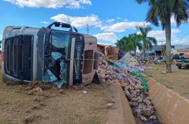Carreta de bebidas tomba e carga fica espalhada na BR-070; veja vídeo