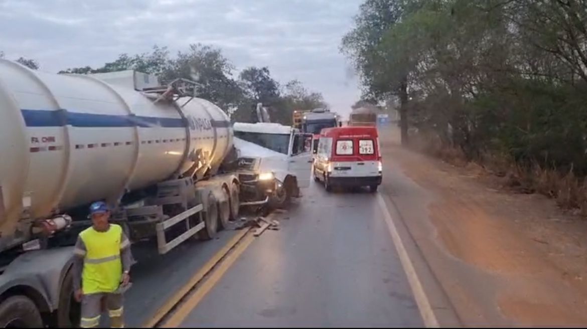 Acidente na BR-364 em Jangada envolvendo três veículos; veja vídeo