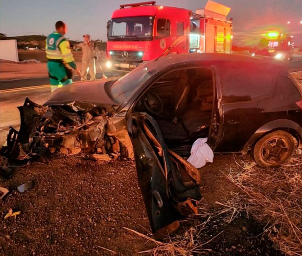 Carreta destrói dois carros e deixa três feridos em Colíder