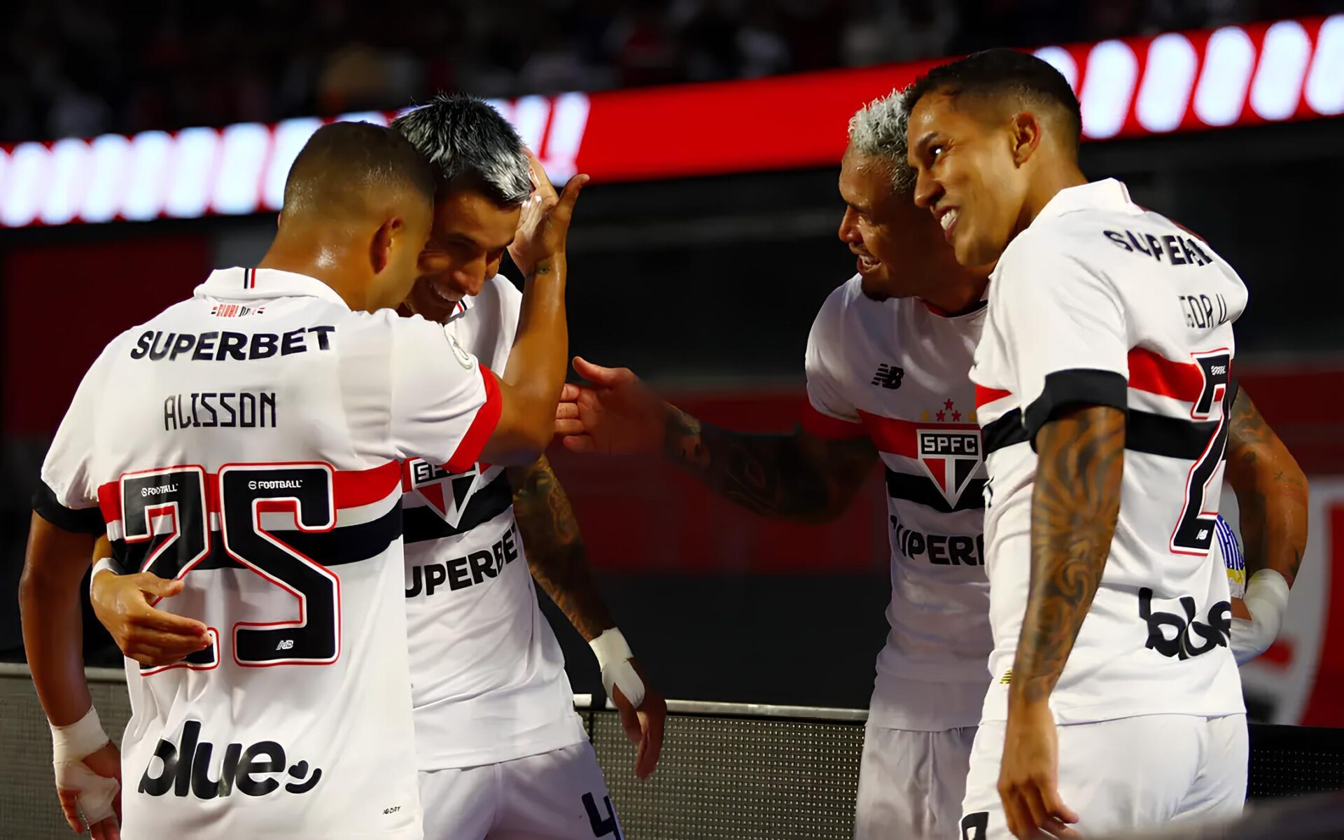 Jogadores comemoram a vitória do São Paulo