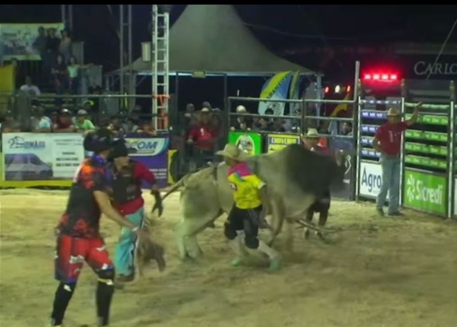 Salva-Vidas é atacado por touro enfurecido em rodeio em Paranaíta; veja vídeo