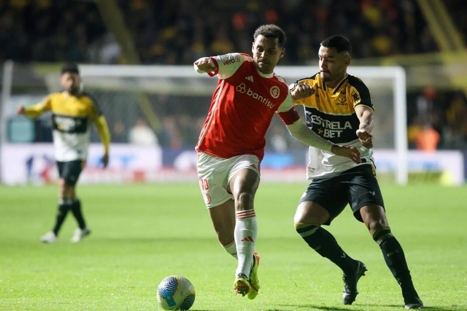 Internacional sai na frente, mas cede empate ao Criciúma.