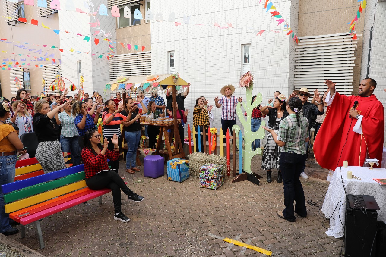 Pequenos guerreiros ganham dia de alegria e brinquedos com festa junina no HMC