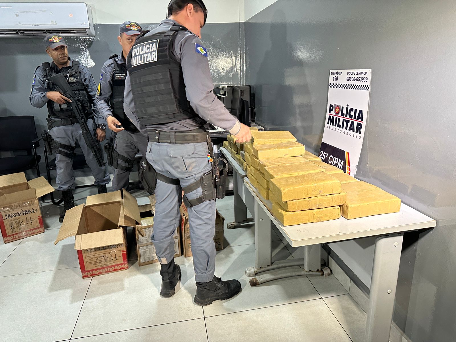 Polícia confisca maconha e pasta base no Jardim Eldorado; veja vídeo