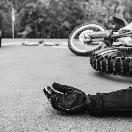 Acidente entre moto e carro tira vida de jovem de 30 anos; veja vídeo