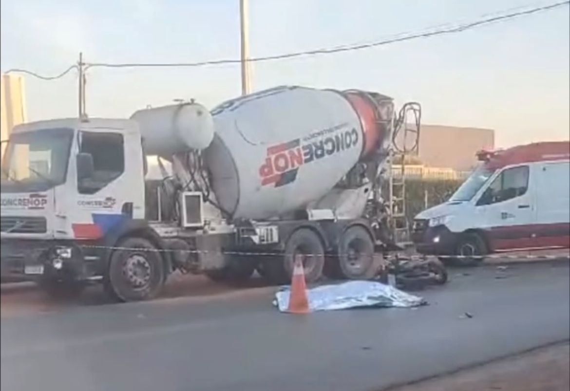 Jovem casal perde a vida em colisão brutal com caminhão betoneira; veja vídeo