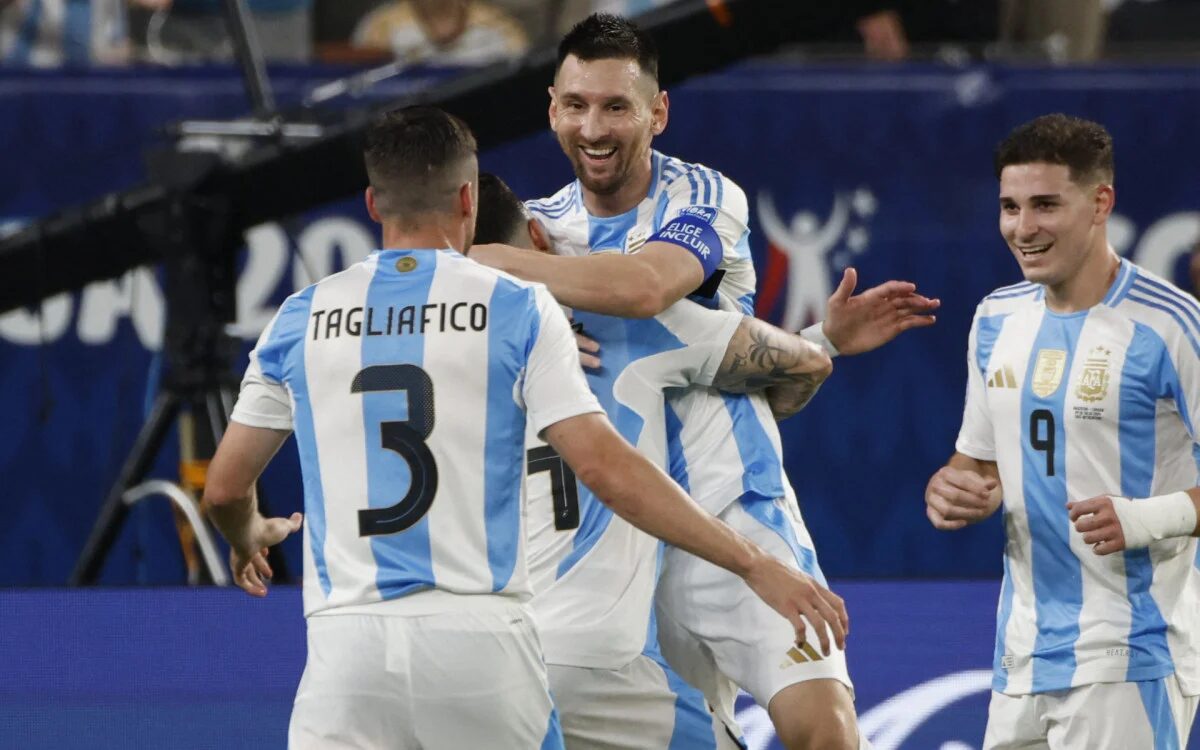 Messi e jogadores da Argentina comemoram gol sobre o Canadá