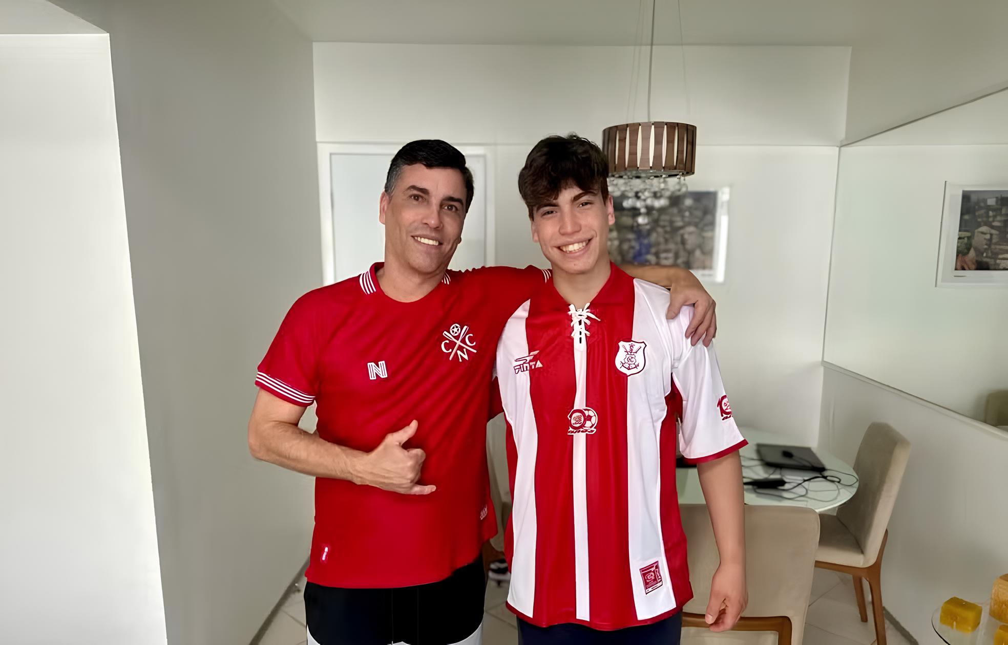 Pai entrega ao filho camisa do Náutico guardada por mais de duas décadas