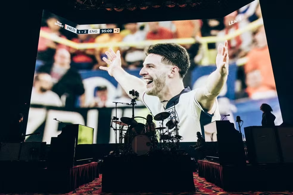 The Killers para o show e assiste ao fim do jogo da Inglaterra na Euro 2024