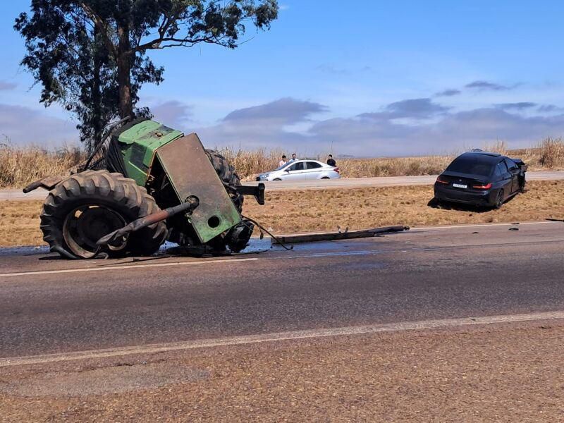 BMW que partiu trator ao meio em acidente na BR-364 em Jaciara; veja vídeo