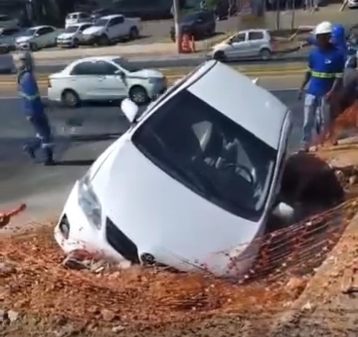 Carro cai em cratera de esgoto na Avenida da FEB em Várzea Grande; veja vídeo