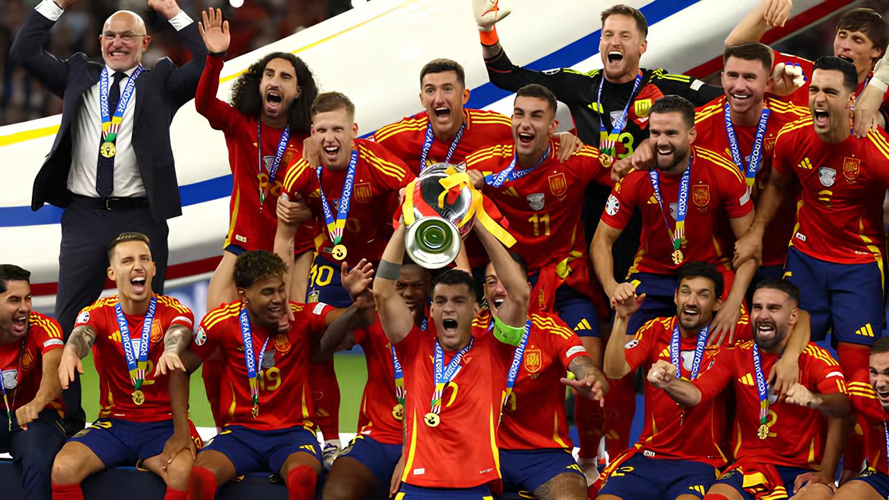 Morata ergue o troféu da Euro 2024 conquistado pela Espanha
