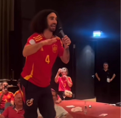 Cucurella cantando e dançando após o título da Espanha