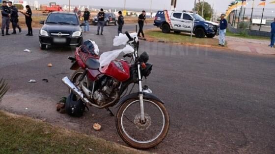Idoso que pilotava motocicleta morre após colidir contra carro em cruzamento.
