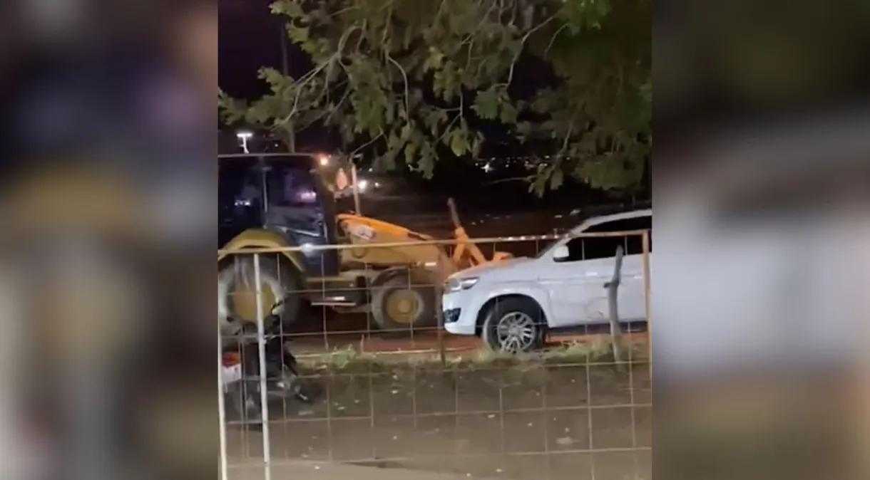 Homem embriagado destróis carros usando retroescavadeira