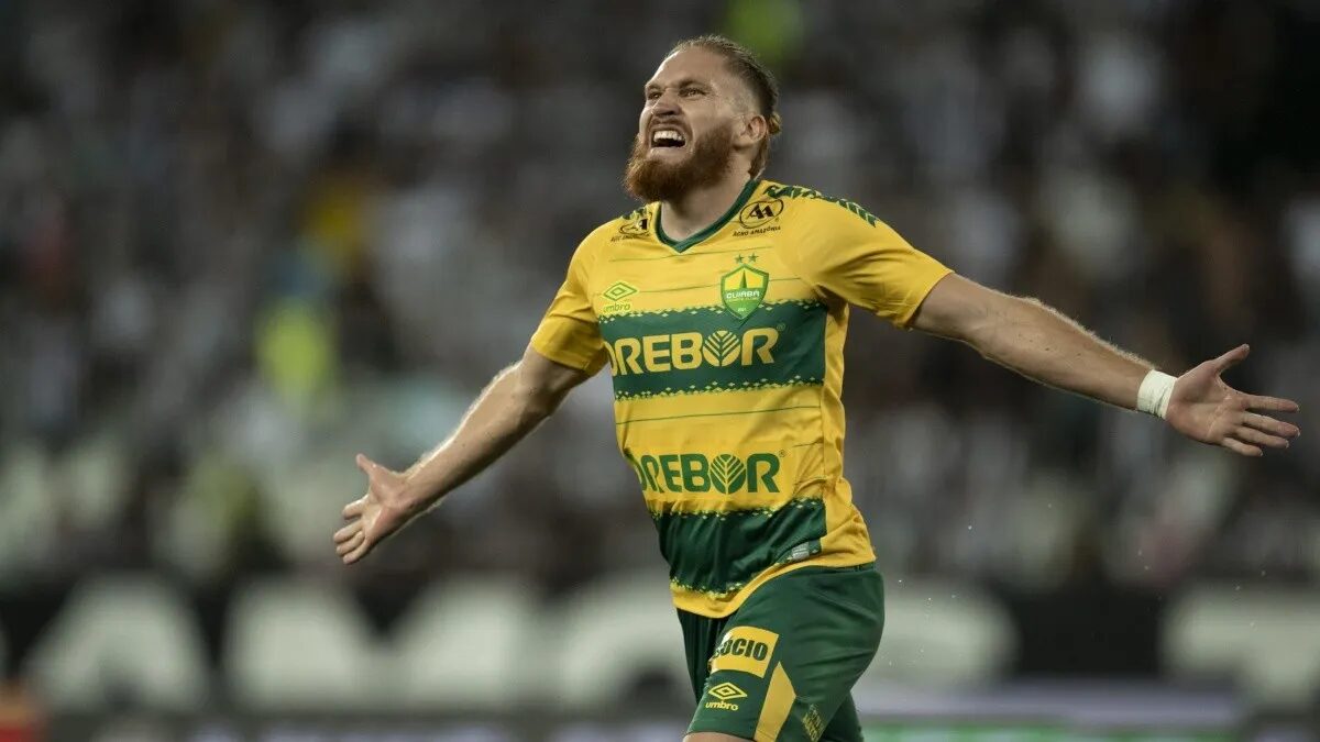 Isidro Pitta em ação com a camisa do Cuiabá