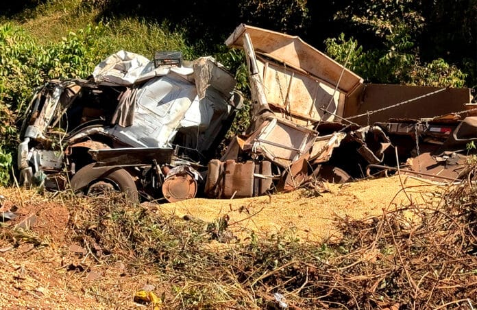 Um acidente entre 3 carretas deixou a BR-163 interditada por cerca de 2 horas