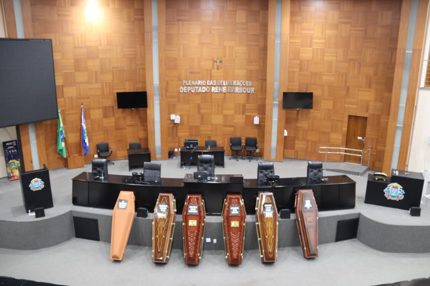 Wilson "decora" plenário da ALMT com caixões para audiência sobre pesca em MT