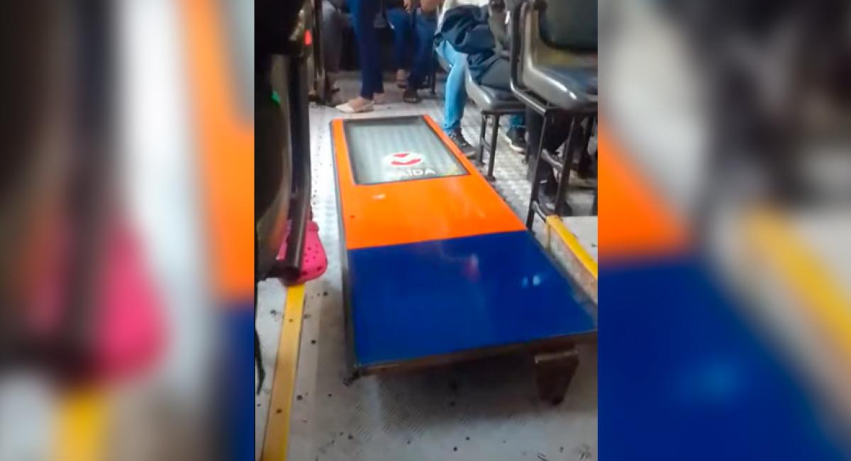Porta de ônibus se solta e motorista contínua a viagem.
