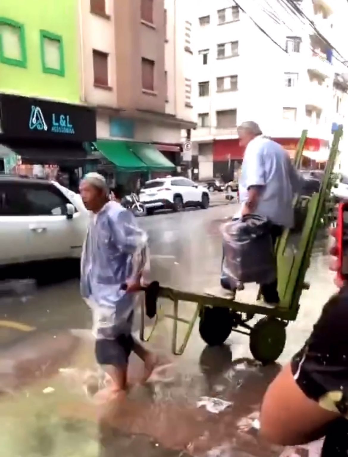 Queda em Uber Carroça durante chuva no Rio de Janeiro vira sensação nas redes sociais; veja vídeo