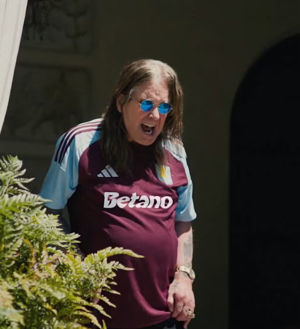 Ozzy Osbourne estrela lançamento de uniforme do Aston Villa
