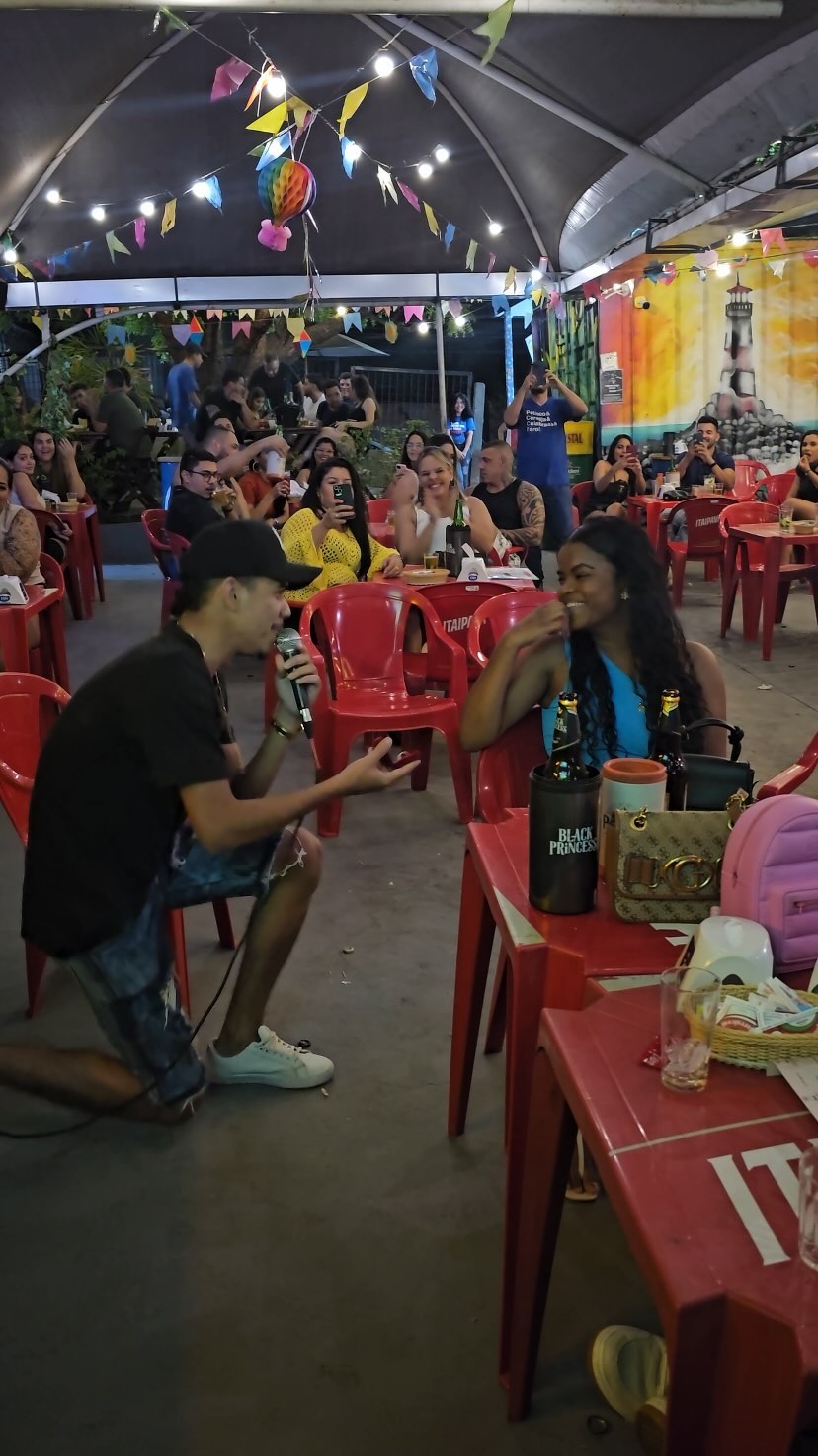 Pedido de namoro em um bar de karaokê em Cuiabá