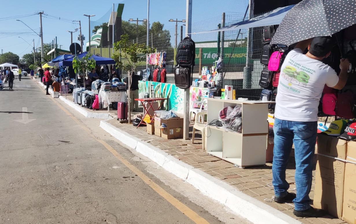 Comerciantes do Shopping popular montam tendas em rua