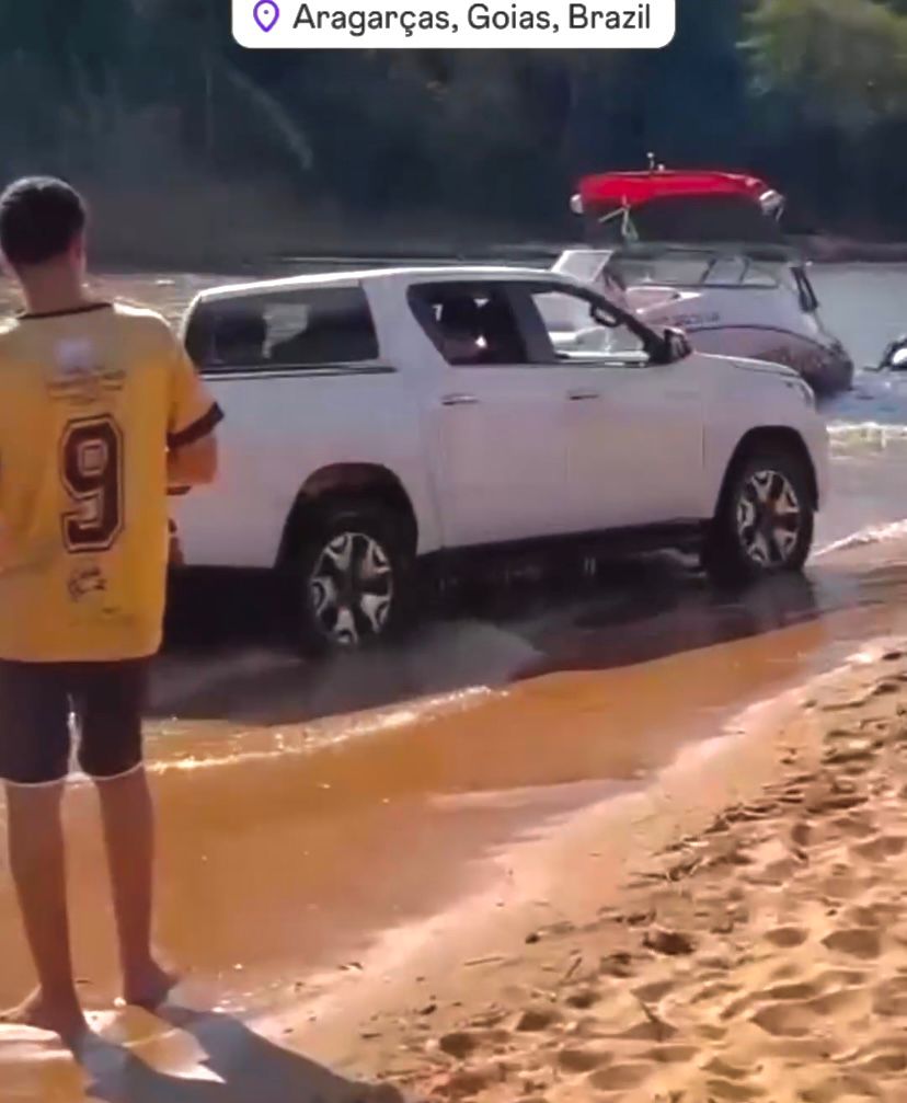Caminhonete Hilux flagrada andando na praia de Aragarça