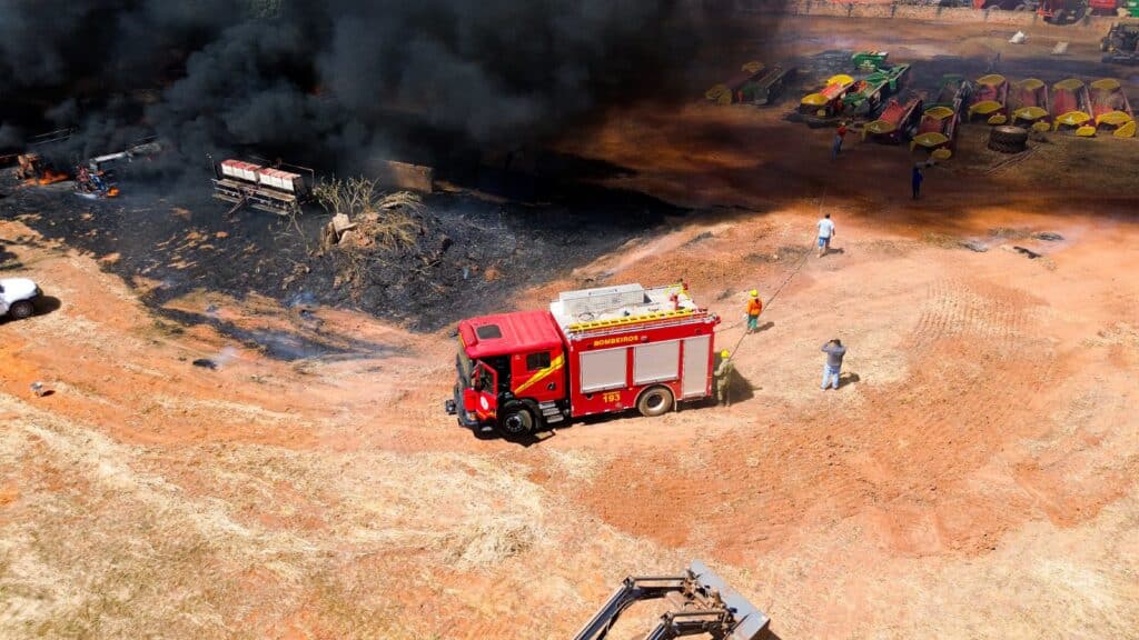 Empresa de maquinários agrícola pega fogo em MT