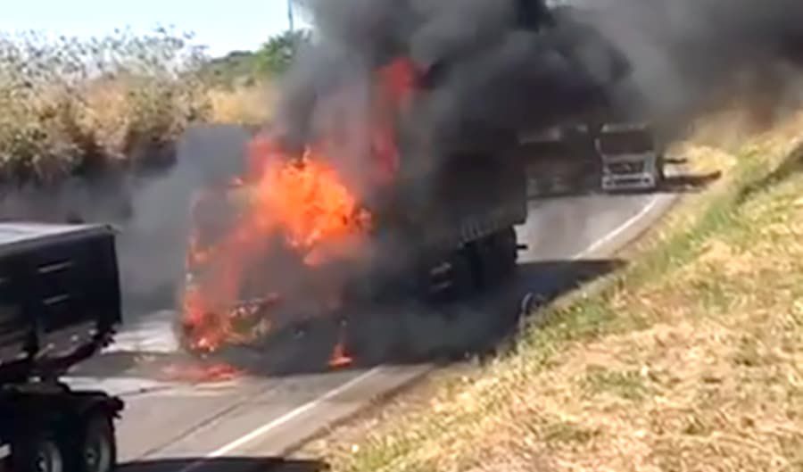 Carreta que carregava enxofre causa incêndio após colisão na BR-364