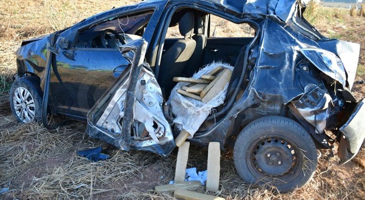 Adolescente capota carro 'recheado' de maconha ao tentar fugir de PRF