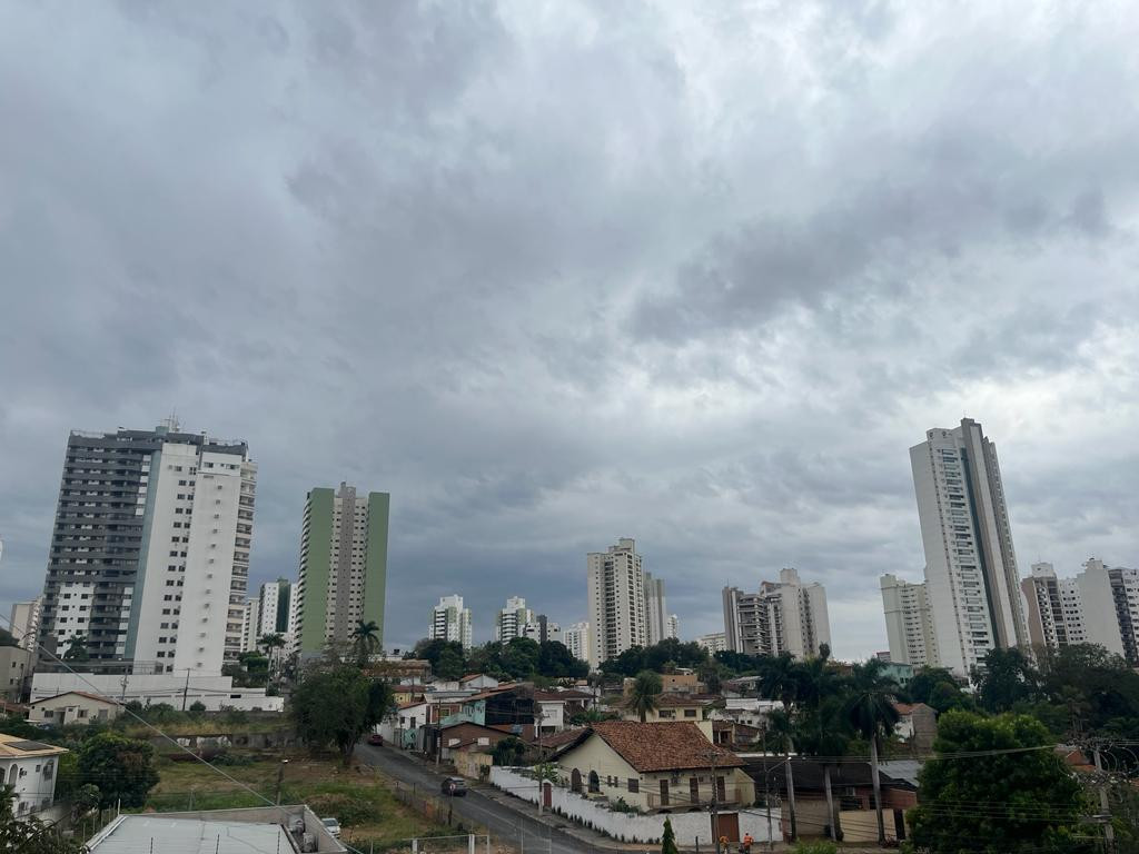 Nesta terça-feira (30), os moradores de Cuiabá se surpreenderam com uma mudança climática repentina