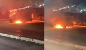 Carro pega fogo em frente ao Parque das Águas