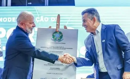 Na frente de Lula, Mauro Mendes reclama de burocracia e diz que MT está "longe de tudo"