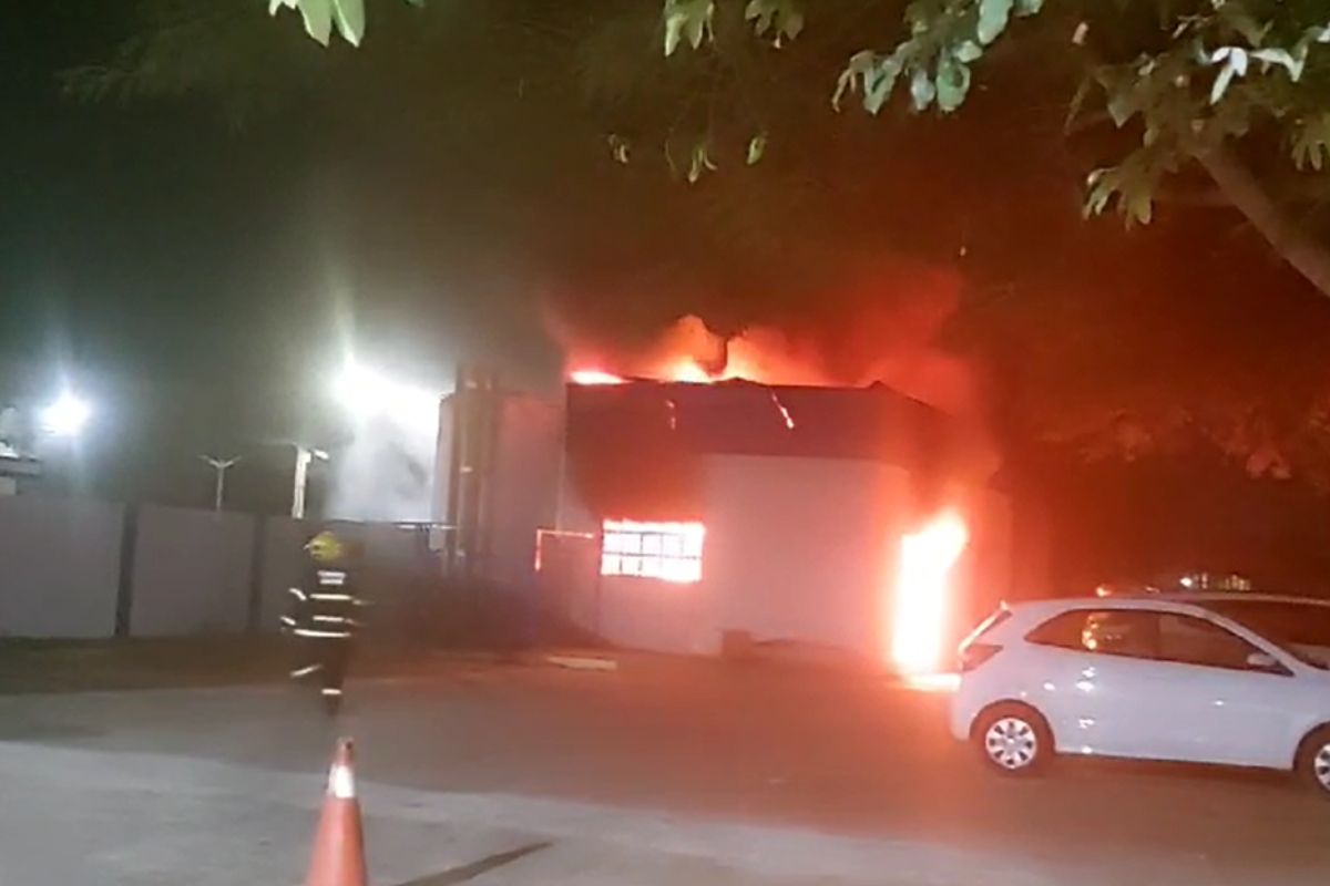 Armazém com estoque de oxigênio de hospital pega fogo em Sinop